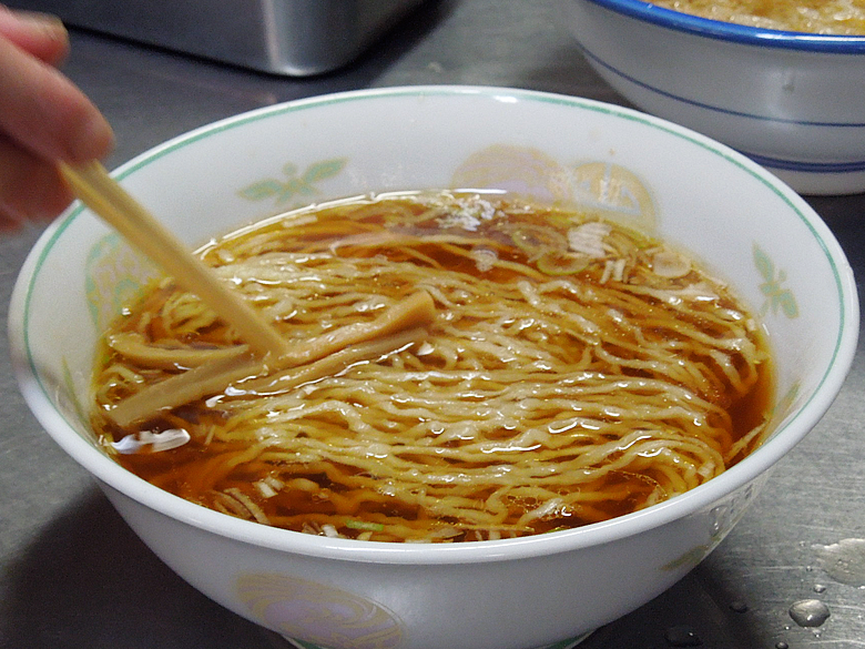 地鶏のコクが楽しめるスープです。