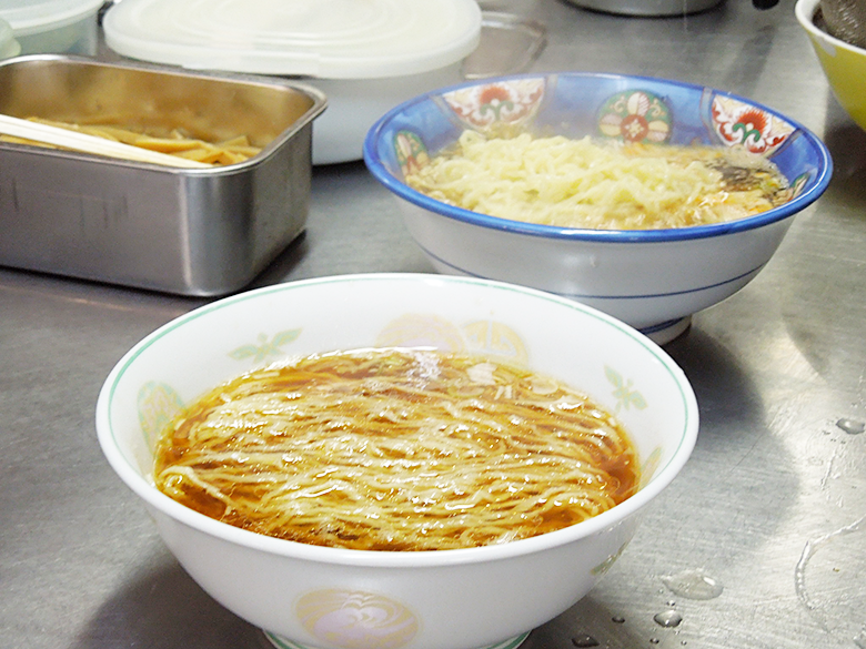 独自の舌触りをイメージした手打ち麺です